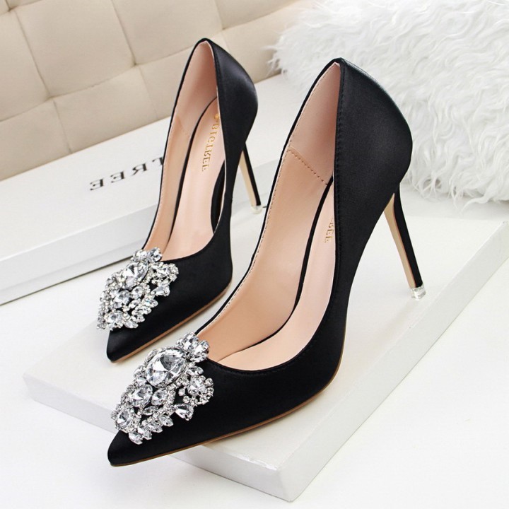 GIÀY CAO GÓT 516-5 LỤA SATIN TRÊN 7P BIGTREE KIM CƯƠNG CHÙM CHÍNH HÃNG CÓ SIZE LỚN GÓT NHỌN MŨI HOA ĐÁ CHẤT SATIN p58