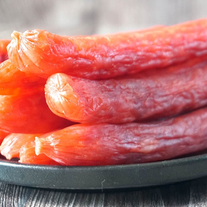 Lạp xưởng thịt làm nhân bánh trung thu siêu ngon 100g, loại thập cẩm, có màu hồng hoặc nâu sậm, vị ngọt.