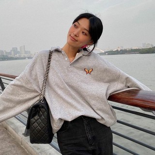 Áo sweater có cổ xám huy hiệu bướm ở ngực 🦋 dáng rộng