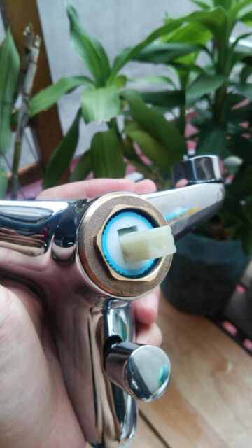 Bộ sen tắm nóng lạnh chất liệu đồng Ceasar