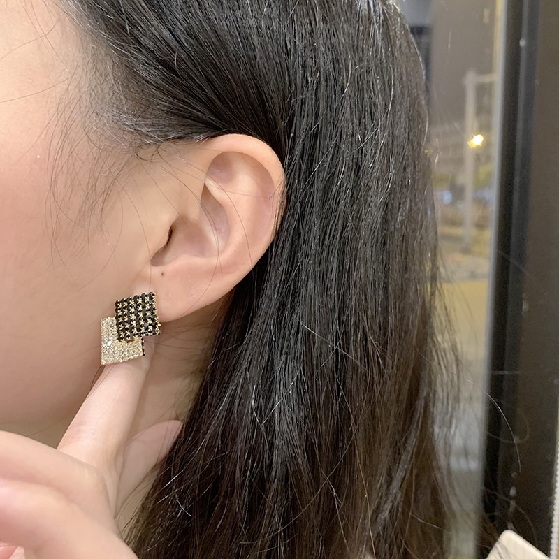 Bông Tai Đính Kim Cương Giả Màu Trắng Đen Phong Cách Hàn Quốc