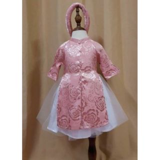 Áo dài cách tân lụa kèm mấn và chân xoè