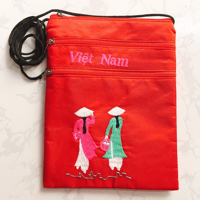 Túi đựng điện thoại thêu 3 cô gái Việt Nam .