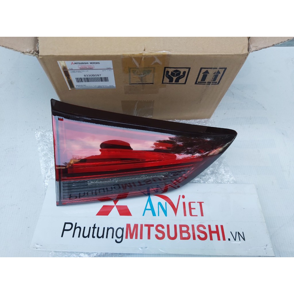 Đèn hậu miếng trong trên cốp xe Mitsubishi Xpander