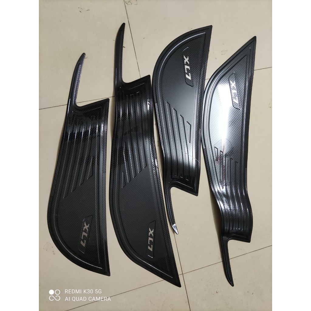 Ốp tapli cánh cửa xe Suzuki XL7, XL-7 2020 2021 cao cấp - 4 chi tiết.