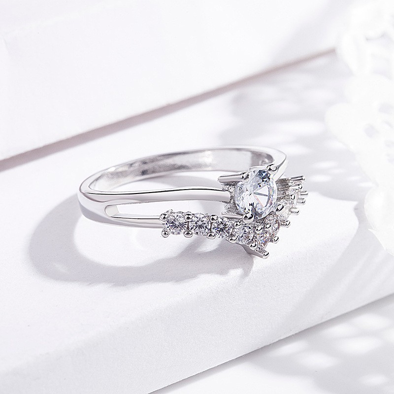 Nhẫn Đính Hôn Kim Cương Pha Lê Vàng Trắng Thiết Kế Sang Trọng Thời Trang Nữ