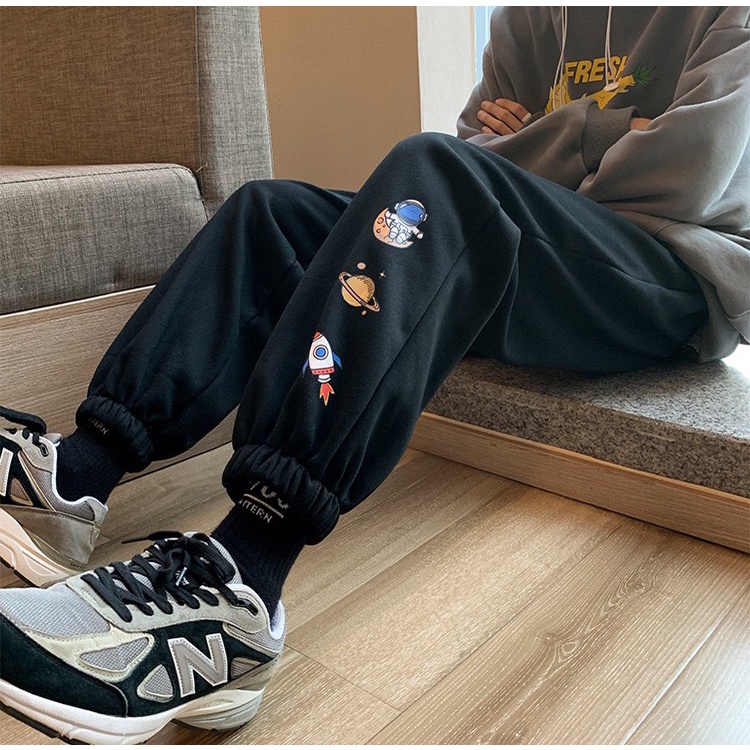 NHÌN LÀ THÍCH  Quần JOGGER nỉ unisex nam nữ Dáng dài ống rộng in hoạ tiết hoạt hình mặt cười thời trang hè đông