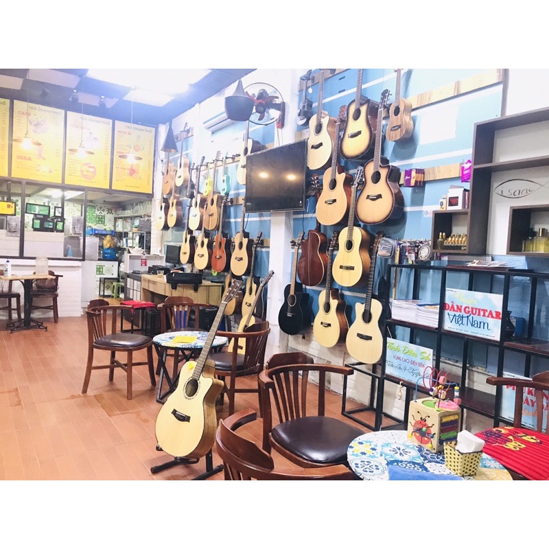 Móc treo guitar dài có thể điều chỉnh hướng xoay của đàn. Giá treo đàn guitar loại dài.