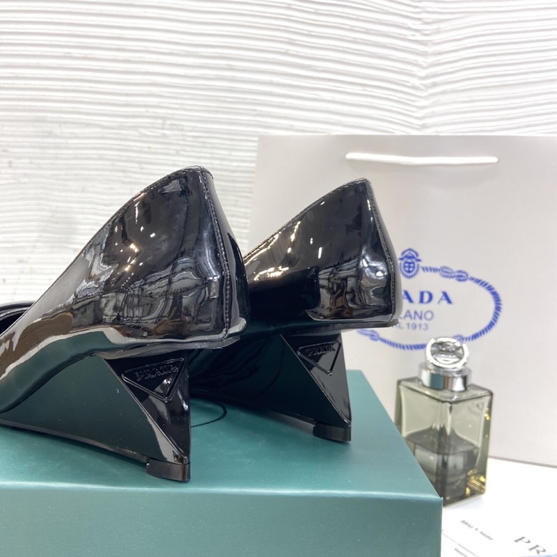 Giày cao gót mũi nhọn đế cách điệu mã mới 2022