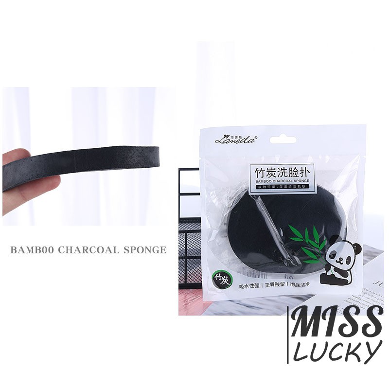 Miếng xốp bằng tinh chất than tre giúp vệ sinh bụi bẩn sâu tận gốc cho da mặt