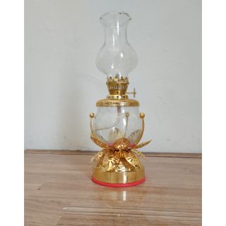 Đèn dầu lưu ly thắp trên ban thờ