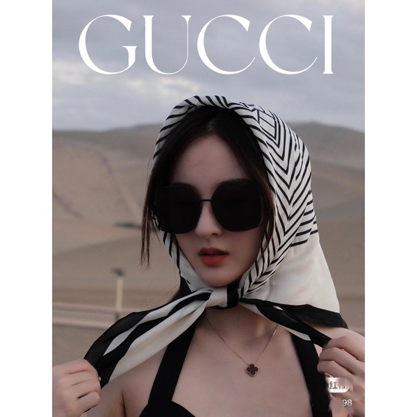 Khăn vuông quàng cổ