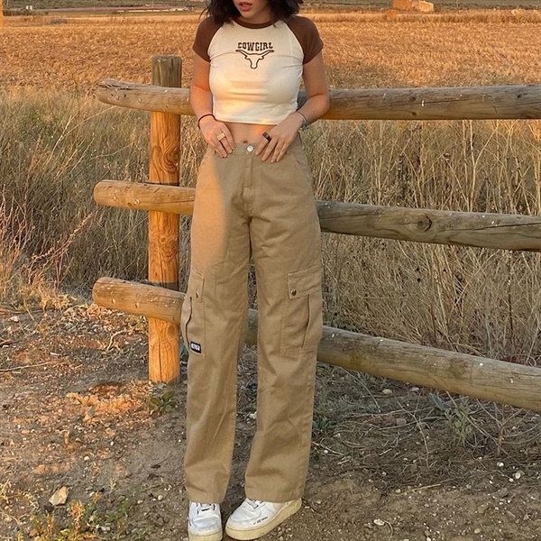 Jogger 2 túi hộp nâu nhạt phong cách cá tính Bitches