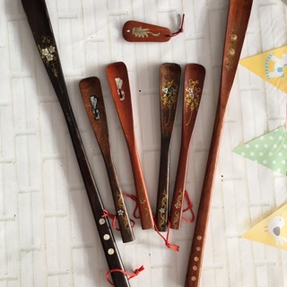 Cây xỏ giày bằng gỗ