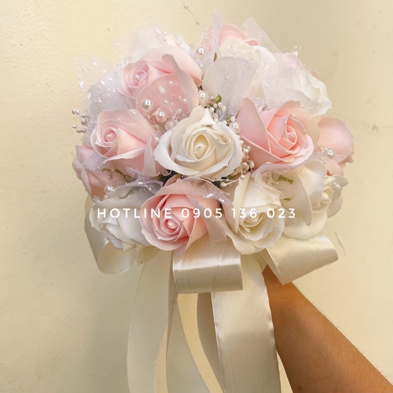 HOA CƯỚI CẦM TAY CÔ DÂU, BÓ HOA SÁP MÀU TRẮNG MÀU HỒNG PASTEL ĐIỂM CƯỜM NGÀY CƯỚI CHỤP HÌNH CƯỚI