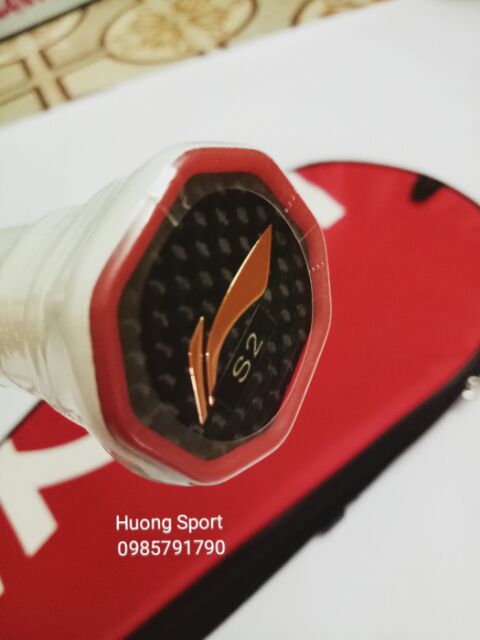 Vợt cầu lông Li-ning,  khung carbon được tặng 1 lần cước,  cuốn cán và bao vợt đi kèm.