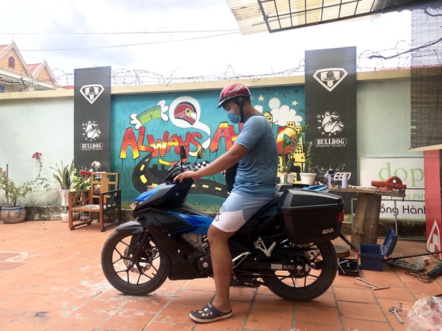 Thùng hông Givi E22N cho xe Winner/ Winner X + Baga chính hãng