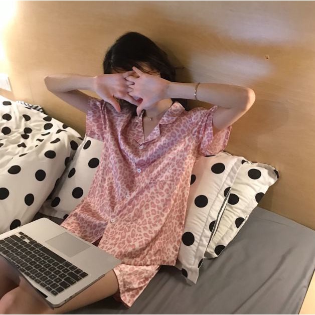 Bộ Đồ Ngủ Pijama Vải Lụa Họa Tiết Da Báo Phong Cách Hàn Quốc Thoải Mái Cho Nữ