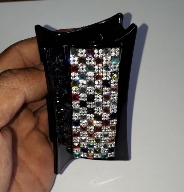 Một chiếc cạp_gấp tóc màu đen bằng nhựa 14 răng có đính đá nhiều màu rất đẹp Ms393