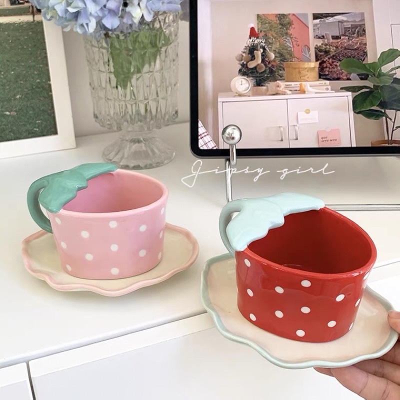 Set cốc + đĩa hình dáng Trái Dâu chất liệu gốm sứ đáng yêu