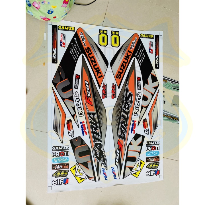 ( Quí khách vui lòng mang ra tiệm cho thợ dán ) Tem satria xang cơ cam đen