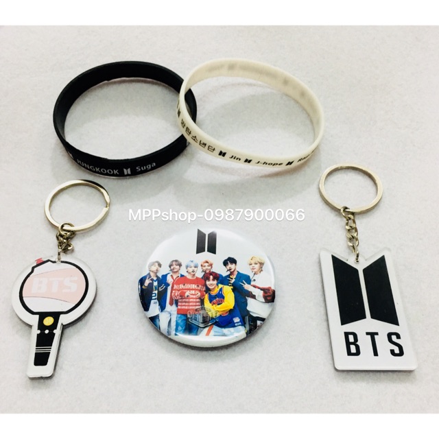 Combo BTS gồm : 2 vòng tay , 2 móc khoá mica ,logo bom, 1 huy hiệu