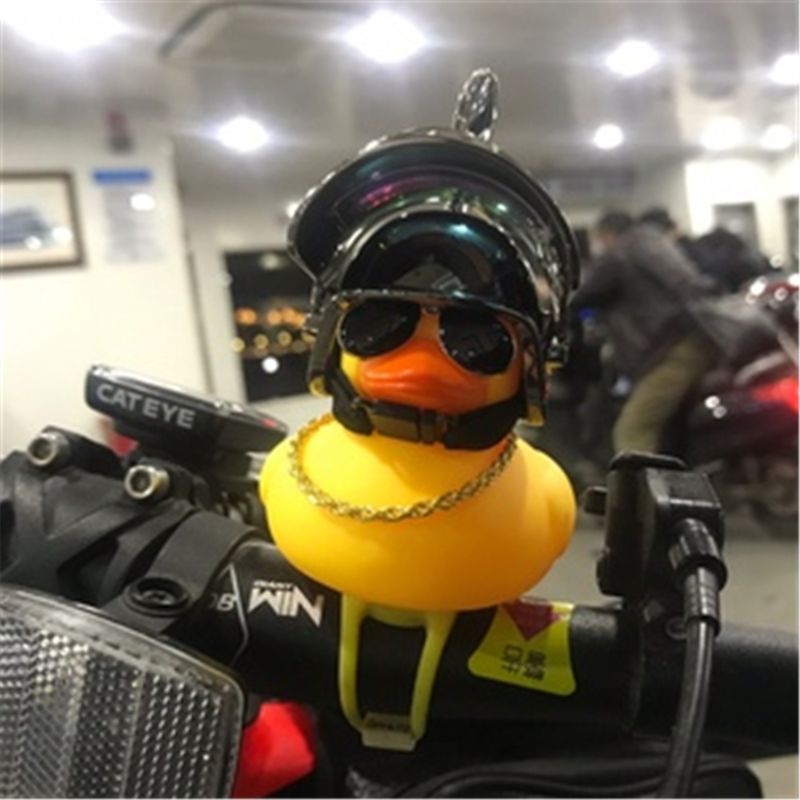 Mô hình vịt vàng đội mũ bảo hiểm LIDU1 bằng cao su trang trí xe hơi