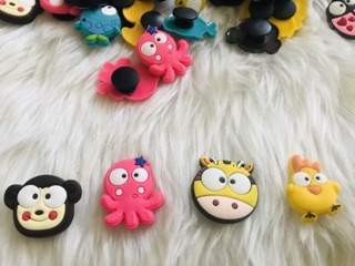 Sticker gắn dép lỗ