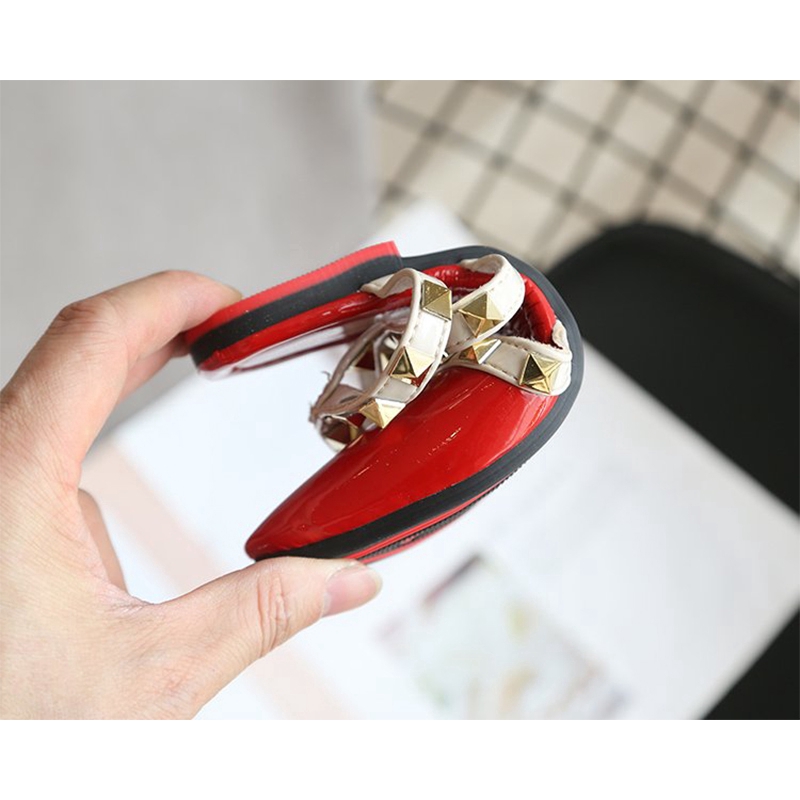 Giày da đính đinh tán xinh xắn cho bé
