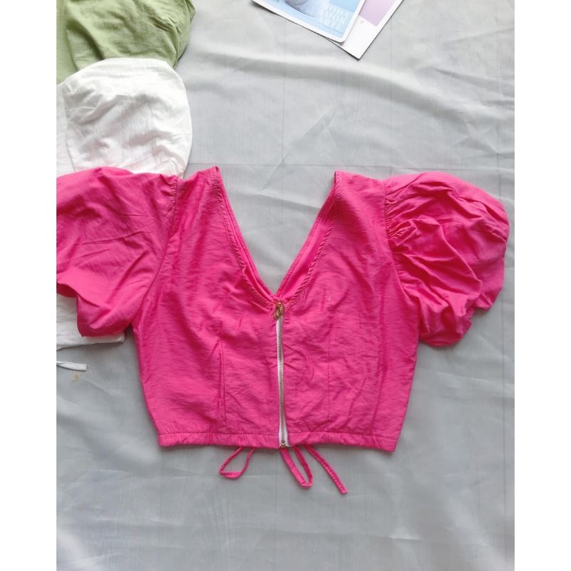 Áo crop top cổ tim tay phồng rút dây ngực.