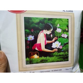 Tranh thêu chữ thập Cô gái hái sen 53406 66x66cm