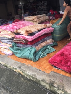 Thảm lông loang trải sàn