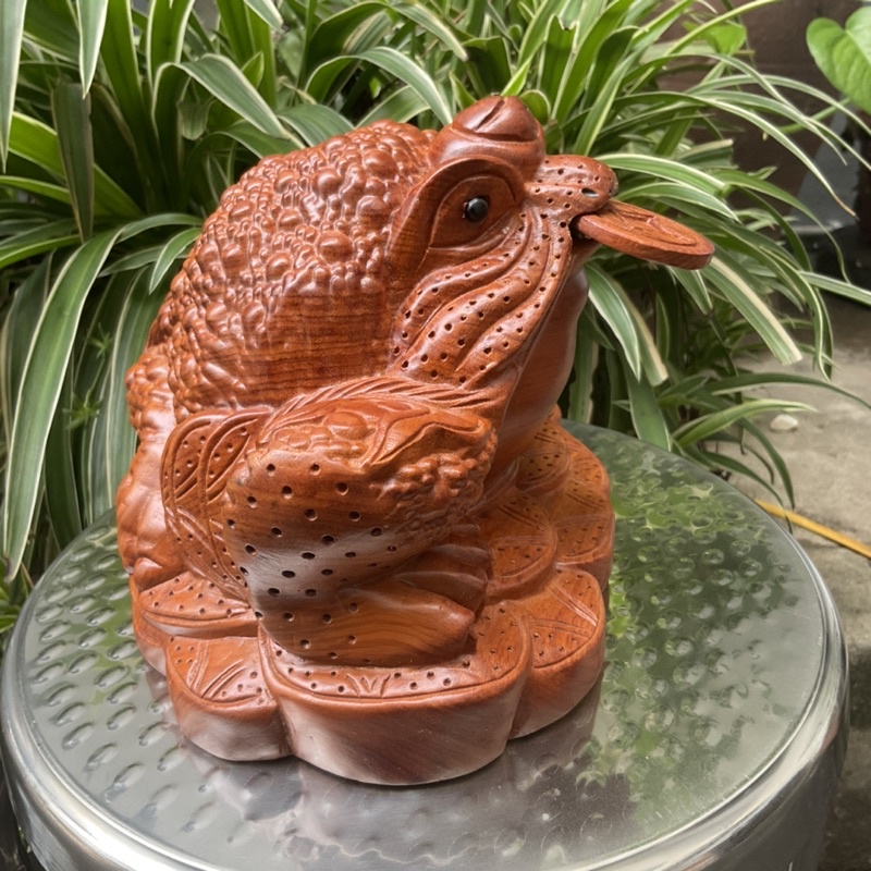 Tượng con cóc ngậm tiền hút tài Lộc gỗ hương 20 cm