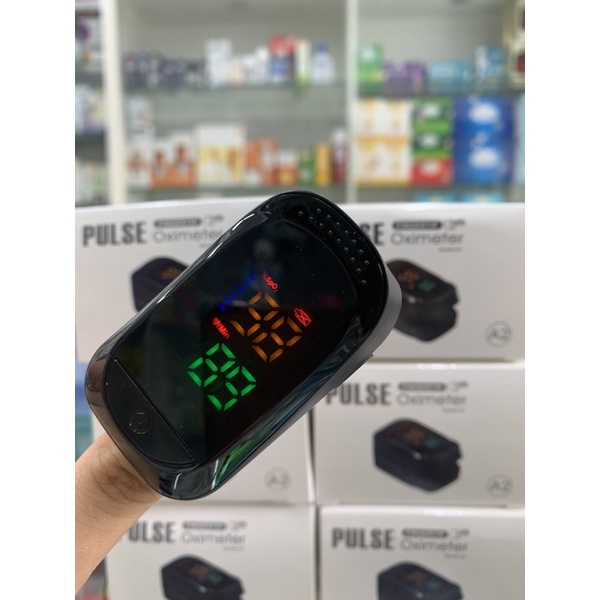 Máy đo nồng độ oxy trong máu/Đo Spo2/PULSE FINGER OXIMETER/Màu đen/Màn hình TFT/Đo được 3 chỉ số/Tặng pin và dây đeo