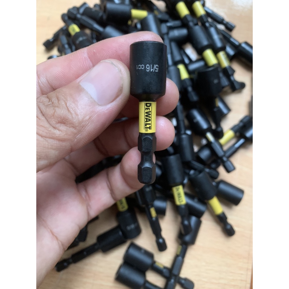 Đầu bắn tôn Dewalt đen tem vàng 5/16 ( 8ly ) dài 50mm hàng bãi nhật có nam châm