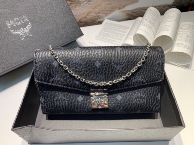 Clutch màu đen , bò