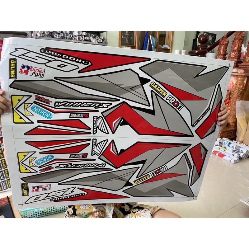 ( Quí khách vui lòng mang ra tiệm cho thợ dán ) Winner x đỏ đen