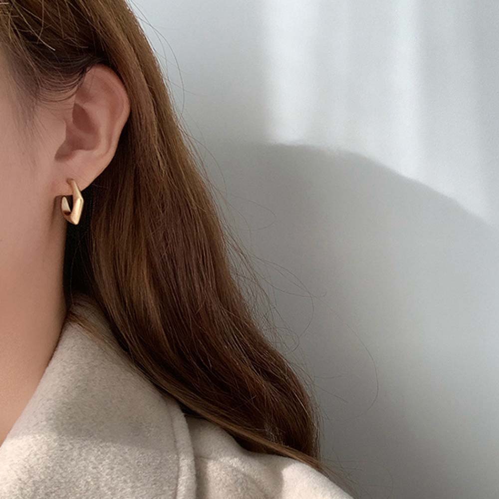 Khuyên Tai Dáng Tròn Tạo Hình Độc Đáo