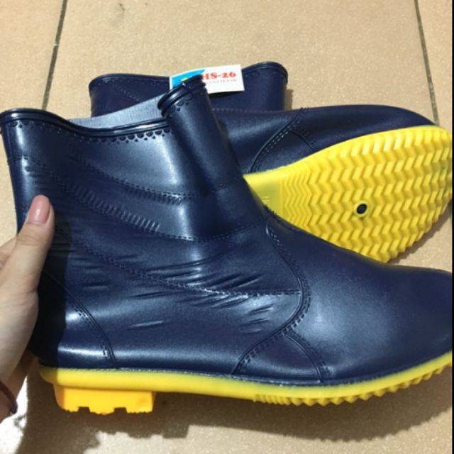 Ủng nữ cổ ngắn đi mưa