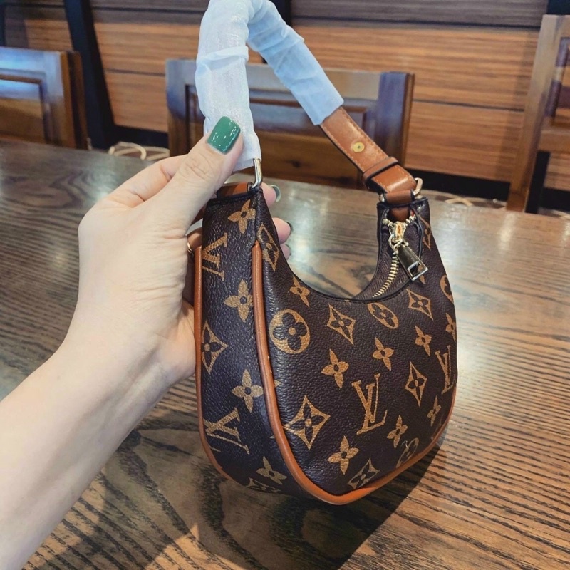 Túi kẹp nách in hoạ tiết hoa L V dáng thuyền