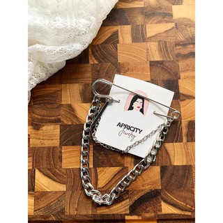 Ghim cài áo kim băng phối dây xích cá tính