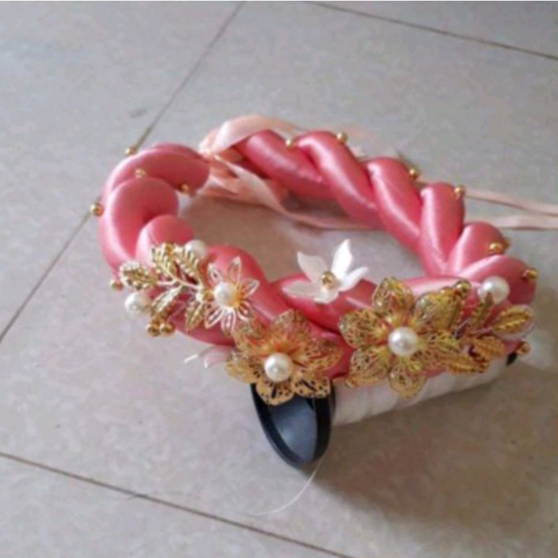 Mấn cô dâu đội áo dài