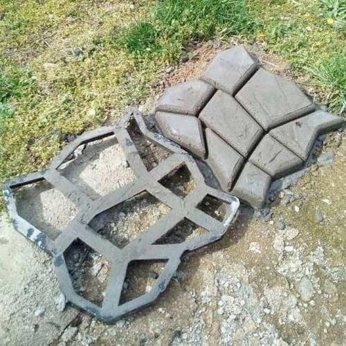 Khuôn gạch sân vườn 43x43x4cm tặng kèm gáo xúc bằng nhựa