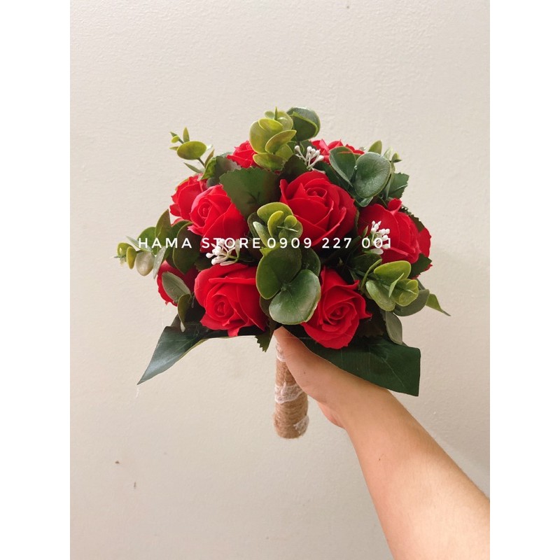 BÓ HOA CƯỚI CẦM TAY SÁP THƠM HOA HỒNG MÀU ĐỎ ĐIỂM LÁ TÁO XANH CAO CẤP XU HƯỚNG CƯỚI HIỆN ĐẠI TẶNG KÈM CÀI ÁO