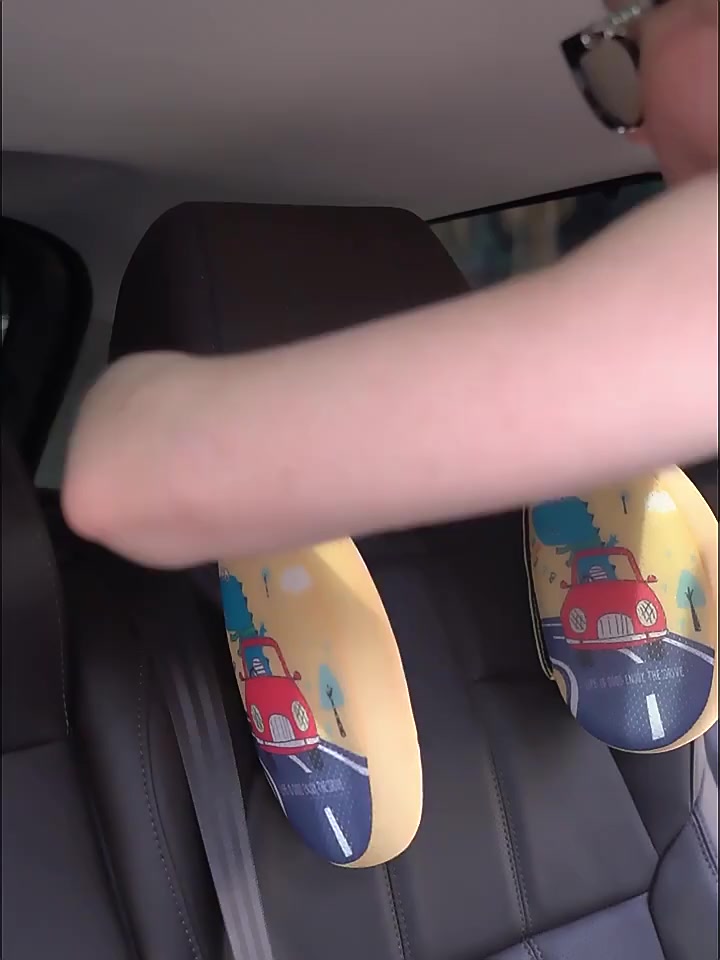 Gối tựa đầu ô tô cho trẻ em dạng kẹp ghế