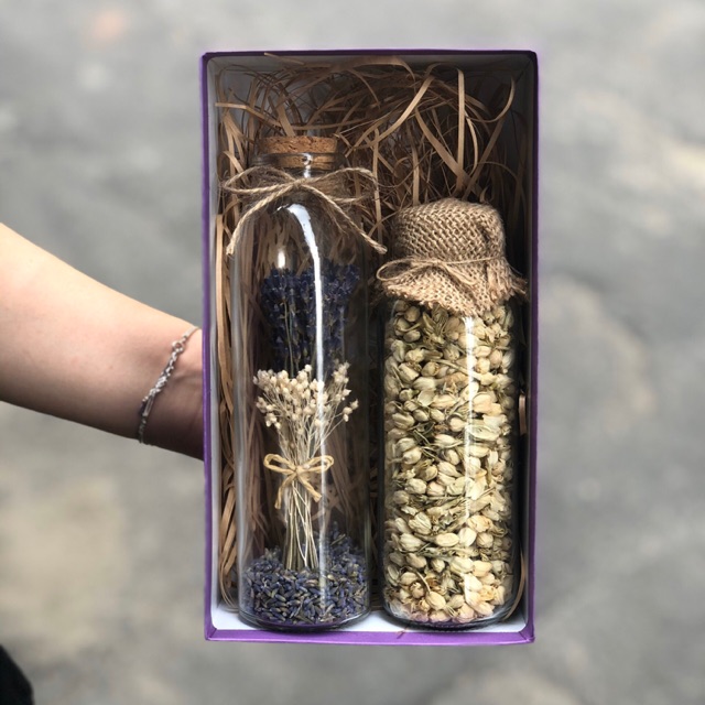 Hộp quà tặng phụ nữ hoa lavender khô với lọ trà hoa lài