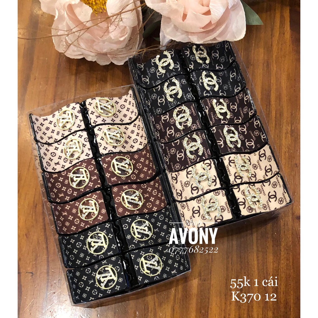 Kẹp tóc càng cua 5 răng da (simili) đính logo thương hiệu gắn đá màu (ngọc) trắng