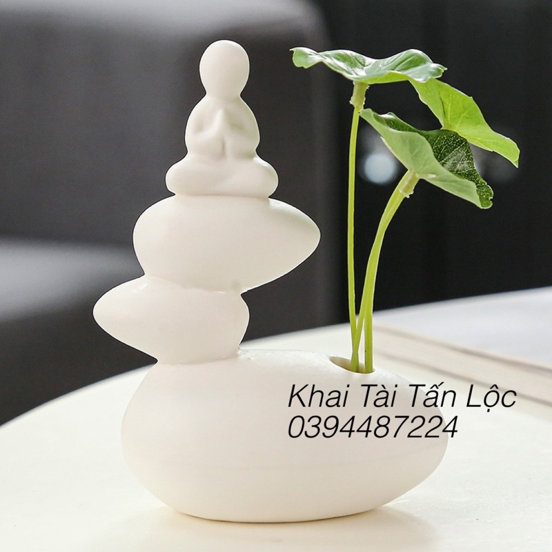 Bình hoa chú tiểu chắp tay ngồi trên 3 hòn đá bằng gốm tặng 2 lá sen