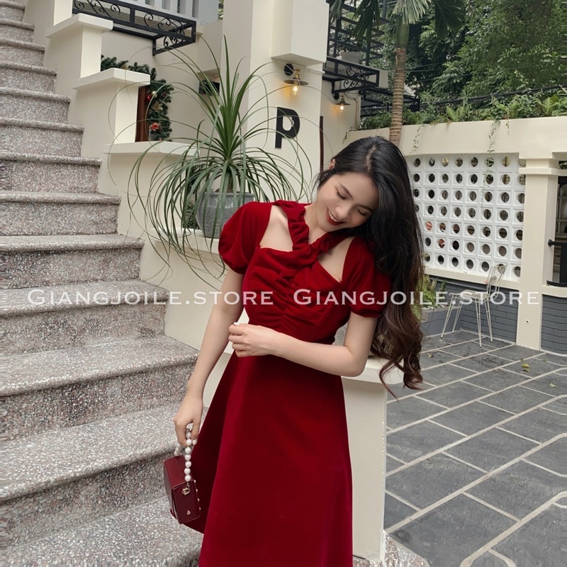 Váy nhung đỏ dài cổ chéo