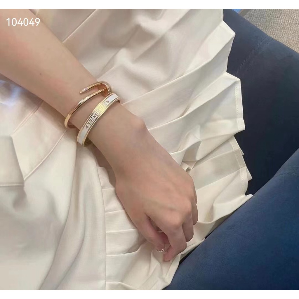Vòng Tay Dior In Chữ Và Ngôi Sao Dễ Thương